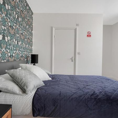 Place To Stay In Longbridge Баркинг Екстериор снимка