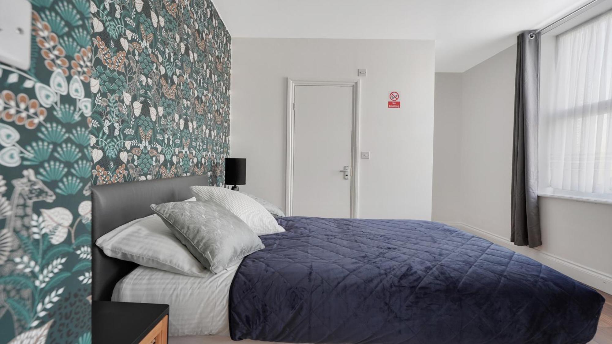 Place To Stay In Longbridge Баркинг Екстериор снимка