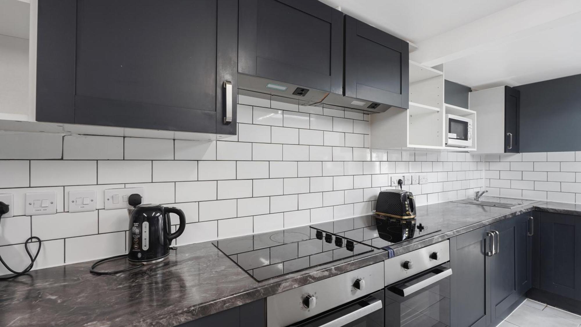 Place To Stay In Longbridge Баркинг Екстериор снимка