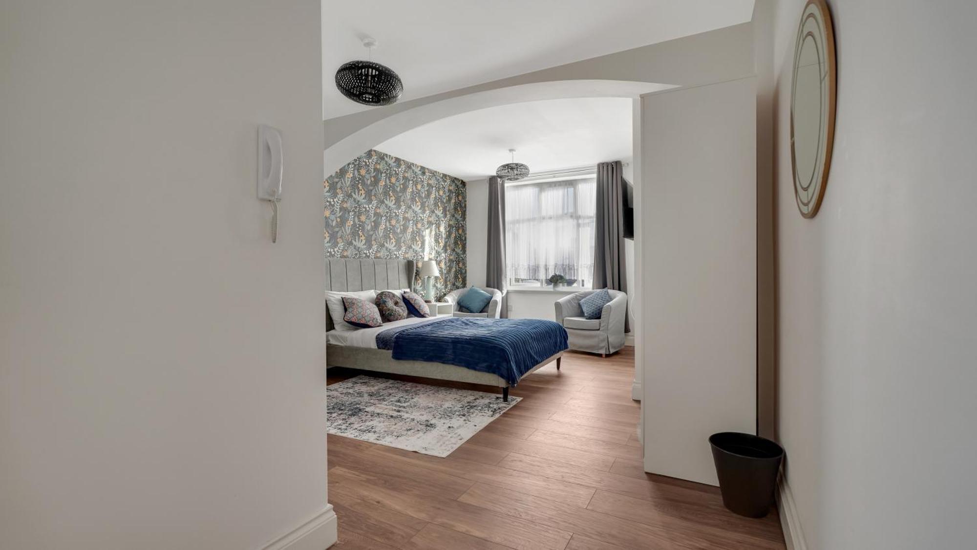 Place To Stay In Longbridge Баркинг Екстериор снимка