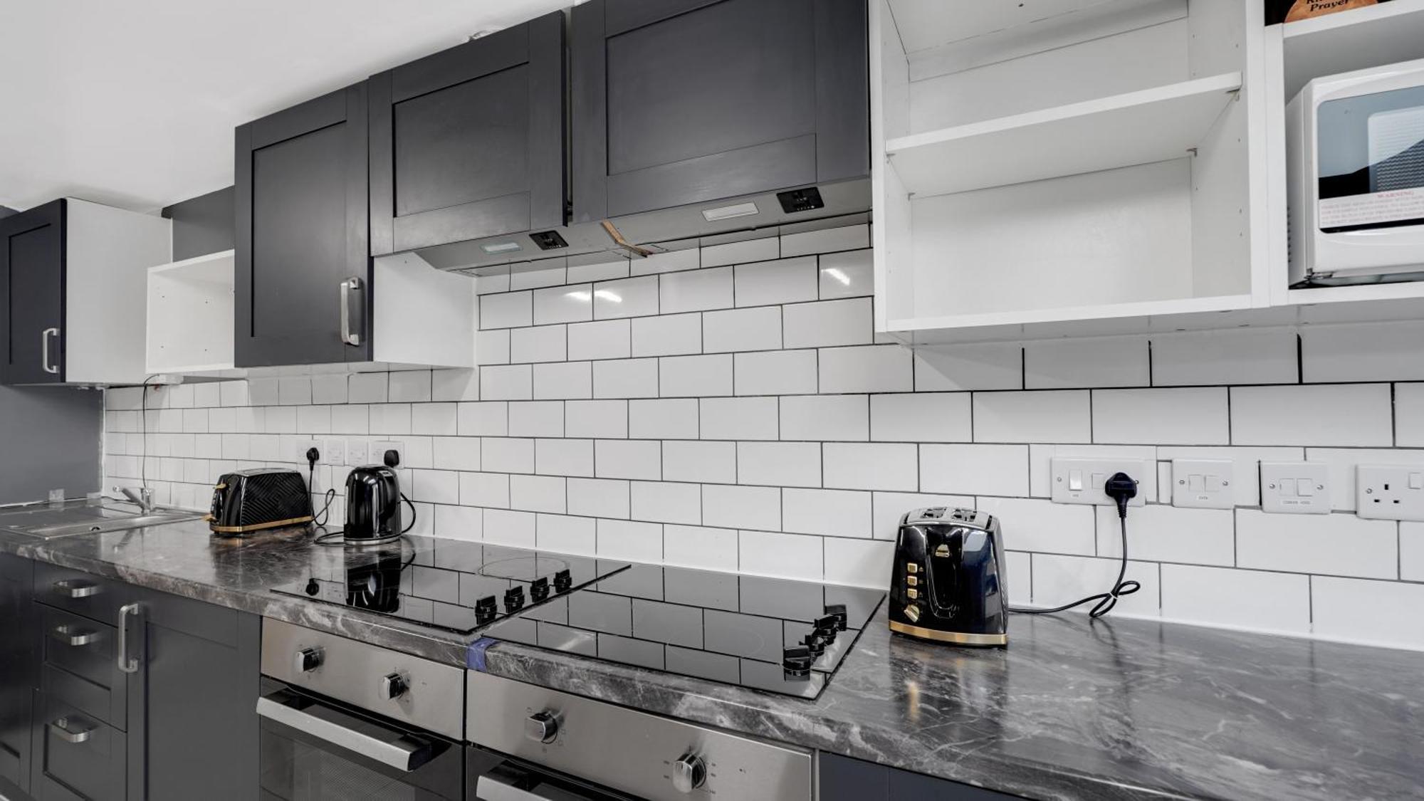 Place To Stay In Longbridge Баркинг Екстериор снимка
