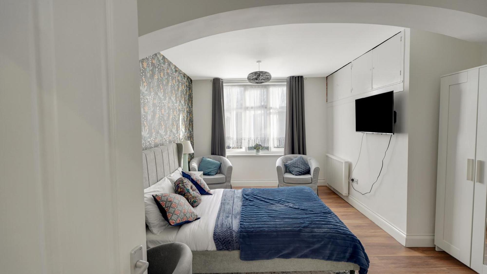 Place To Stay In Longbridge Баркинг Екстериор снимка