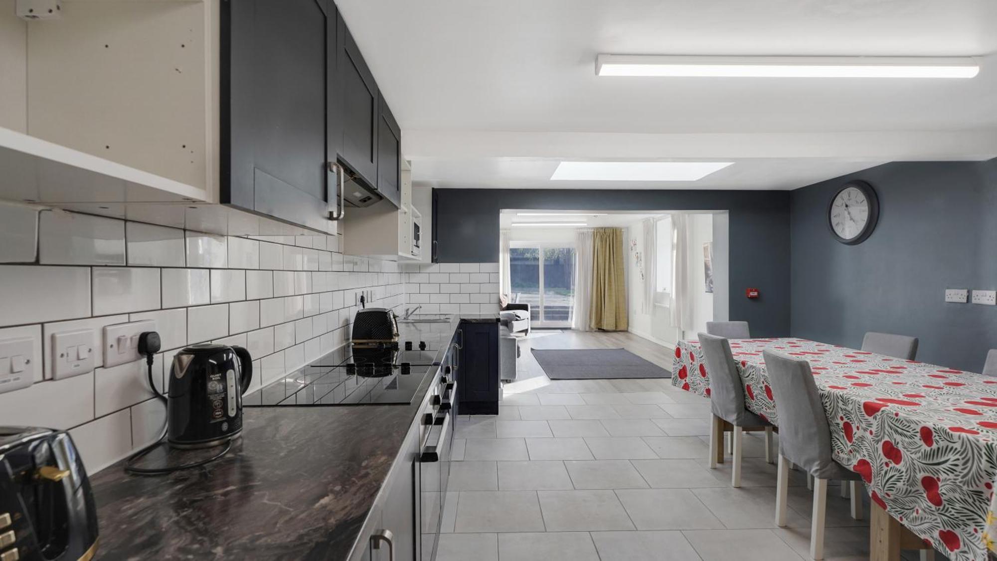 Place To Stay In Longbridge Баркинг Екстериор снимка