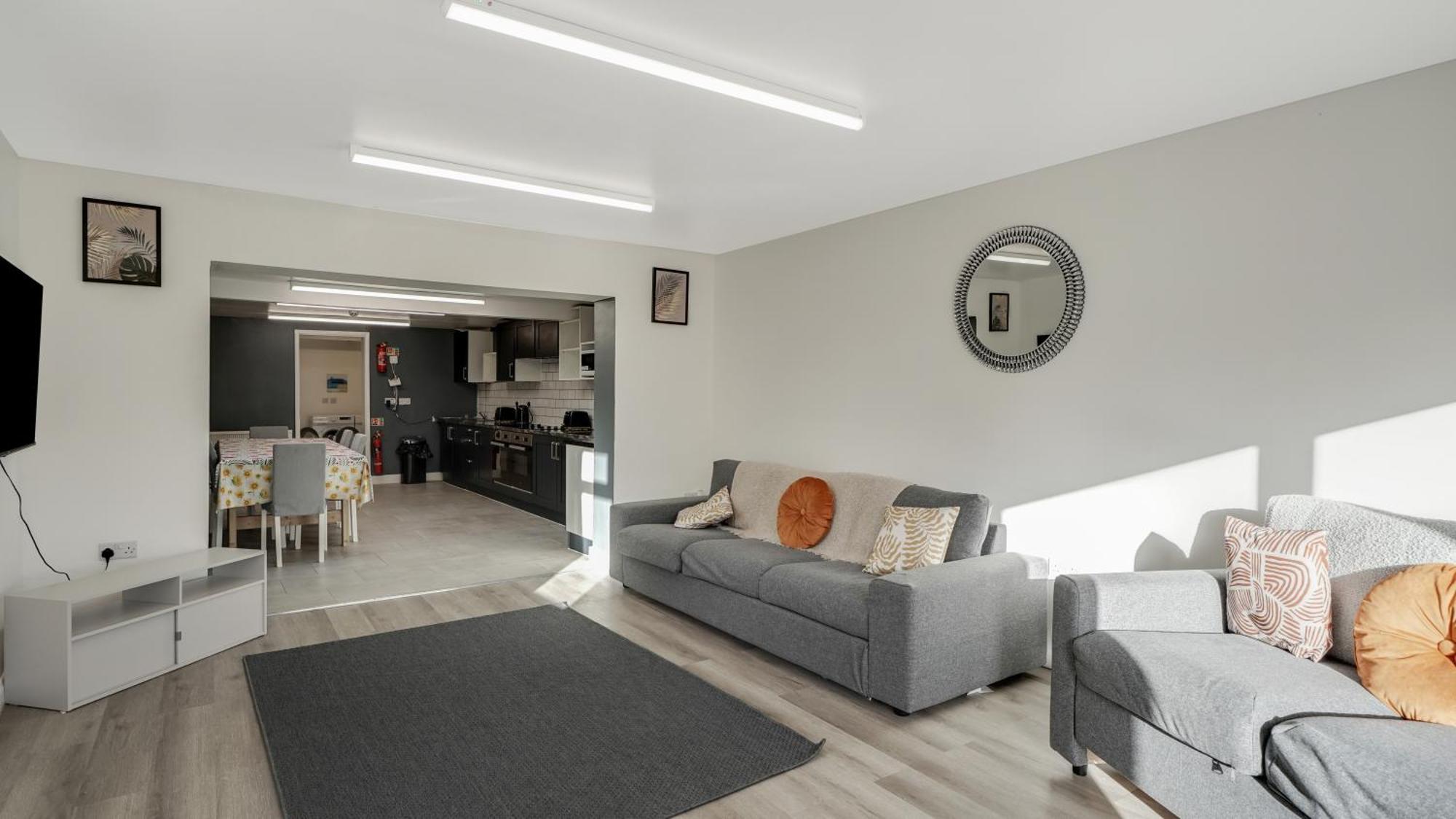 Place To Stay In Longbridge Баркинг Екстериор снимка