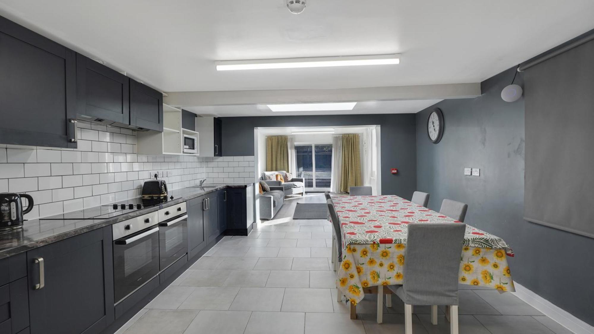 Place To Stay In Longbridge Баркинг Екстериор снимка